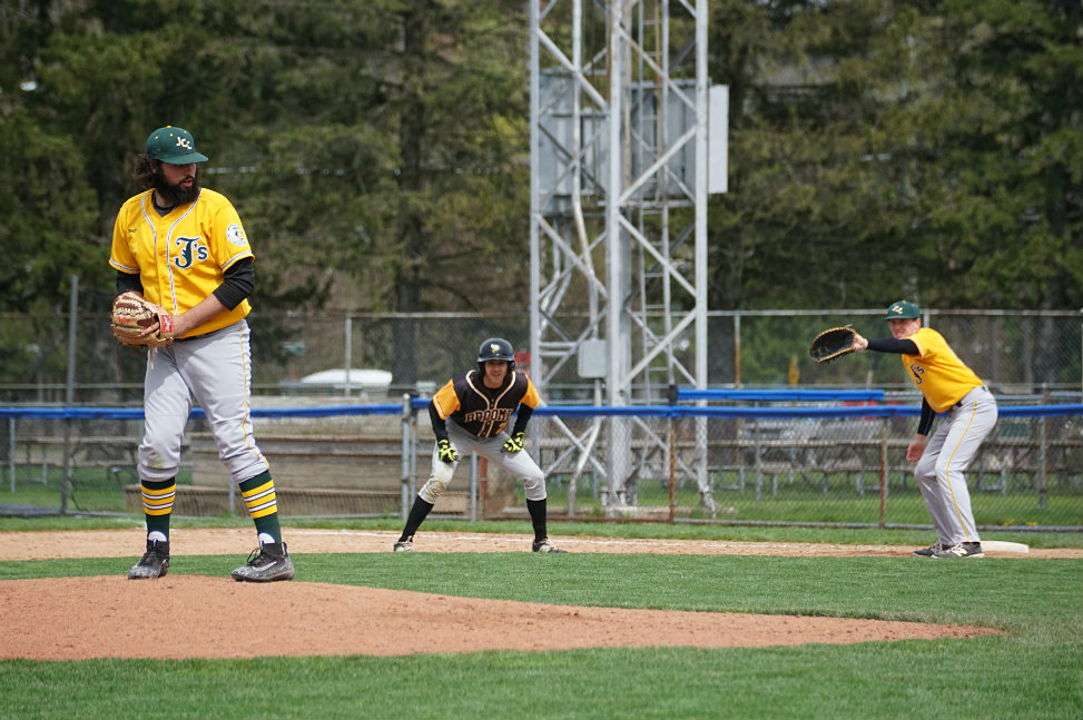 Jayhawks Sweep Broome CC
