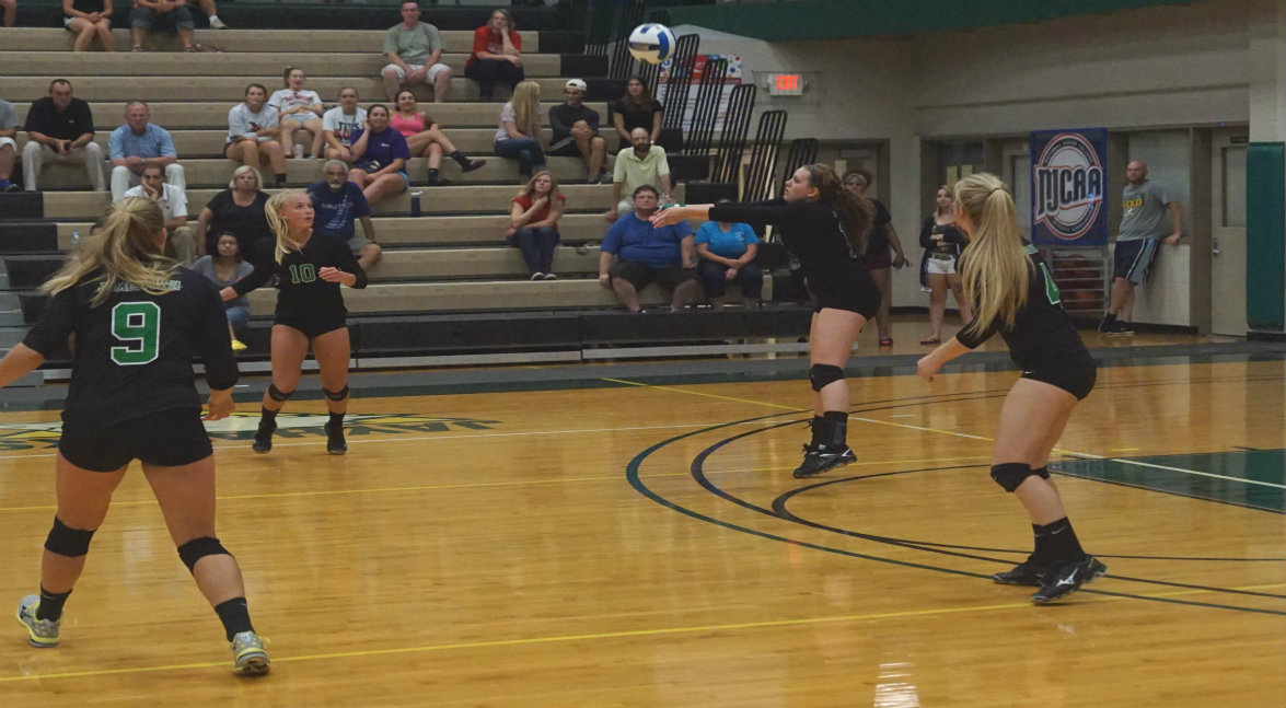Jayhawks hold off Cougars